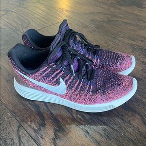 Nike Lunarlon Flyknit pink black running shoe woman’s size 9